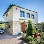 200m To Family House With Garden At Super Location شقة *