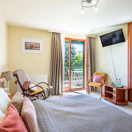 200m To Family House With Garden At Super Location * 巴拉顿菲赖德