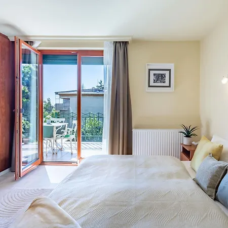 200m To Family House With Garden At Super Location * 巴拉顿菲赖德