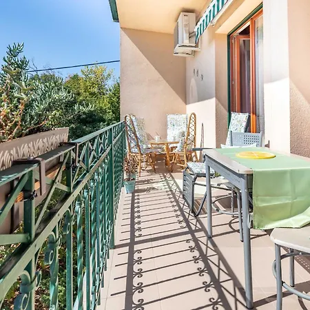 200m To Family House With Garden At Super Location 巴拉顿菲赖德