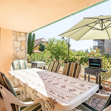 200m To Family House With Garden At Super Location * 巴拉顿菲赖德