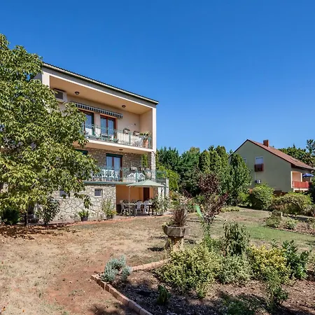 公寓 200m To Family House With Garden At Super Location *